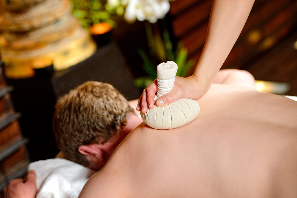Thai-Herbal-Massage